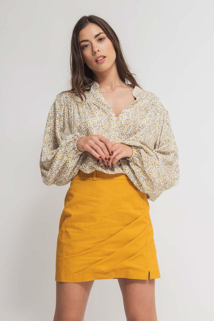 mini falda algodón color mostazadetalle pliegues made in spain delanero