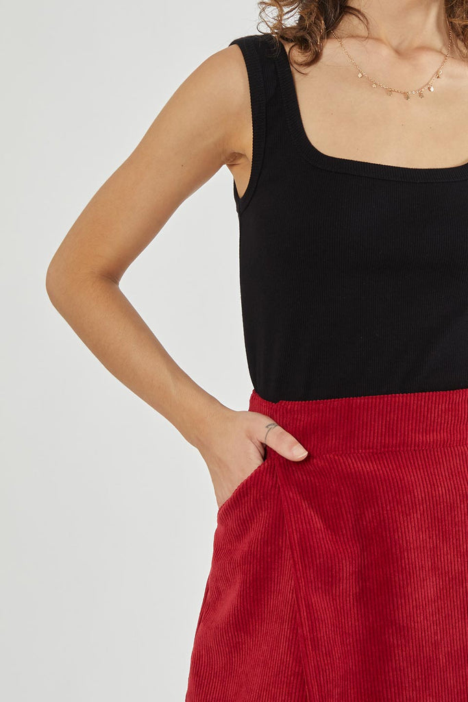 Faded Line falda asimétrica de pana roja de tejido de stock detalle bolsillo