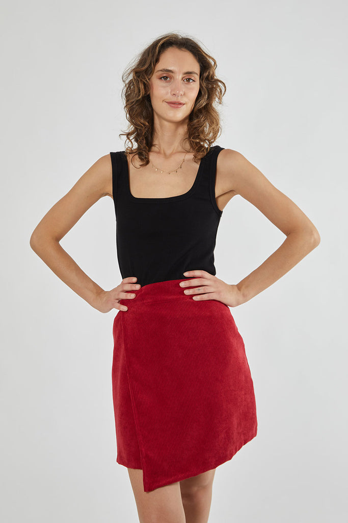 Faded Line falda asimétrica de pana roja de tejido de stock foto falda delantero